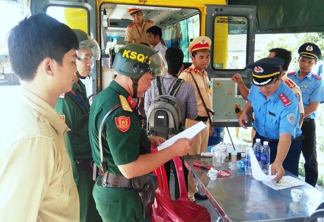 'Ne' CSGT, tai xe xe tai quan doi co thu trong cabin 2 gio hinh anh 1