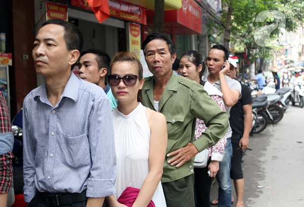 xếp hàng mua bánh trung thu