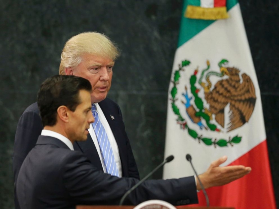 Tổng thống Mexico và tỉ phú Trump tại cuộc họp báo ngày 31-8. Ảnh: Reuters