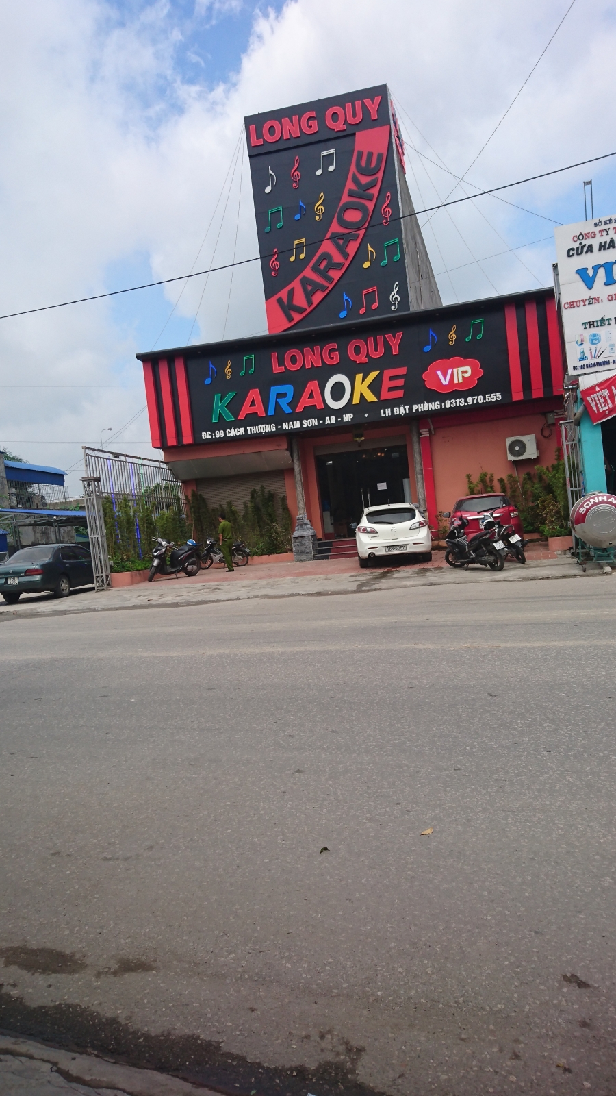  Được trang bị âm thanh, ánh sáng, thiết kế theo phong cách châu Âu cùng với chiêu quảng cáo chủ quán là một cán bộ trong ngành bảo vệ pháp luận của huyện nên quán luôn đông dân chơi tham gia 