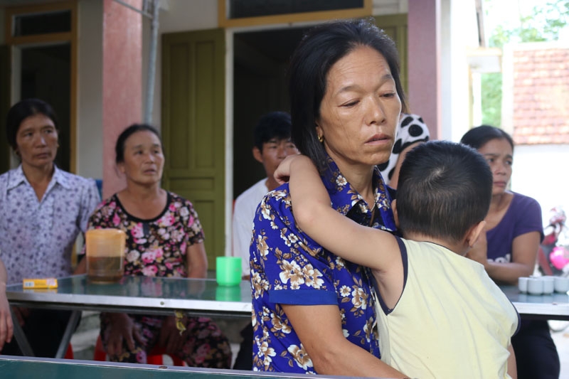  Bà Tâm khóc cạn nước mắt thương con trai tử nạn nơi xứ người. 