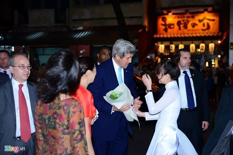 Ông John Kerry nhận hoa từ một nữ sinh Sài Gòn trong chuyến đi tháp tùng Tổng thống Obama đến Việt Nam hồi tháng 5. Ảnh: Zing.vn