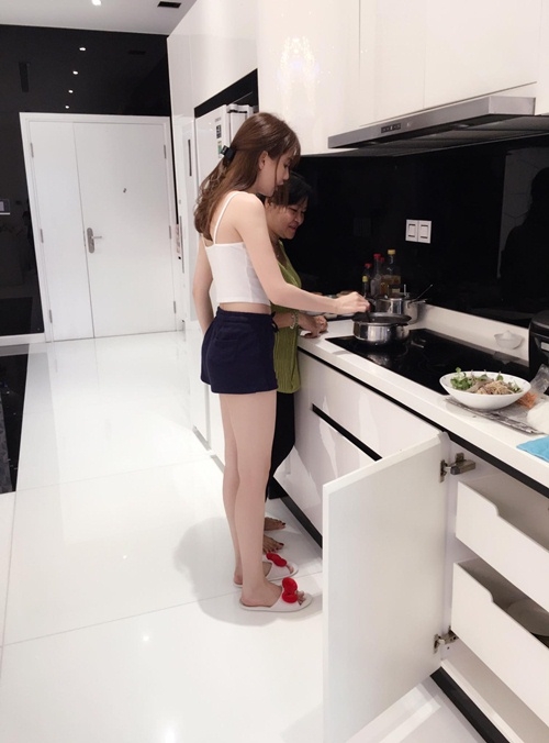 ngoc trinh tinh cam vao bep voi me ke - 3