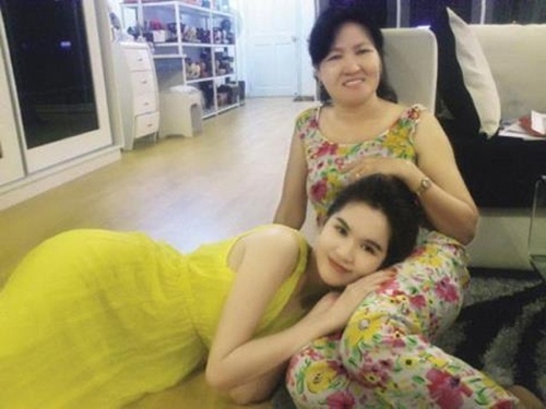 ngoc trinh tinh cam vao bep voi me ke - 6