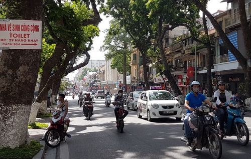 pho-di-bo-ho-guom-co-nhieu-nha-ve-sinh-mien-phi-cho-du-khach
