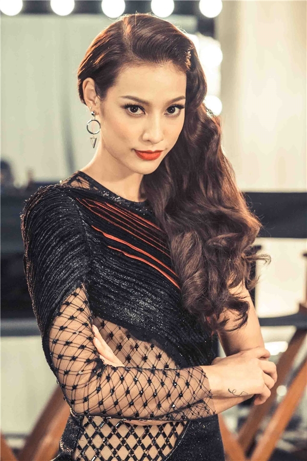 Mới đây, Lilly Nguyễn chính thức trở thành giám khảo của một chương trình mới trong lĩnh vực thời trang, làm đẹp. Thông tin này khiến khán giả, người hâm mộ của cô vô cùng bất ngờ. Tuy nhiên, với cá tính mạnh mẽ cùng cách ứng xử khá hài hước, chắc chắn Lilly Nguyễn sẽ trở thành một nhân tố đặc biệt của chương trình.