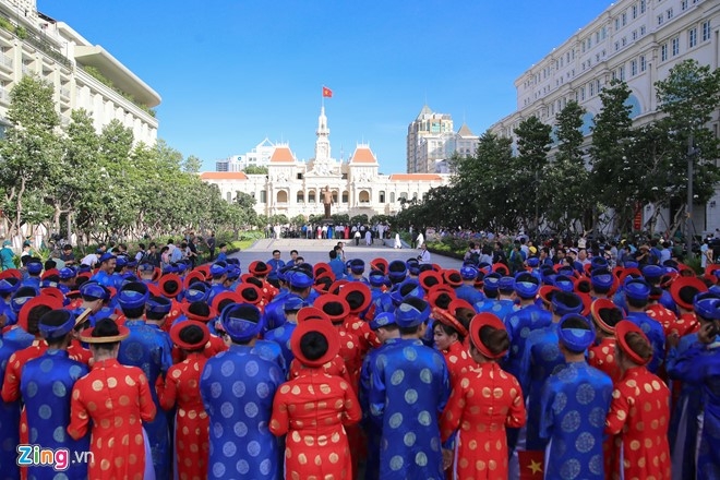 100 cap doi hanh phuc trong le cuoi tap the ngay Quoc Khanh hinh anh 3