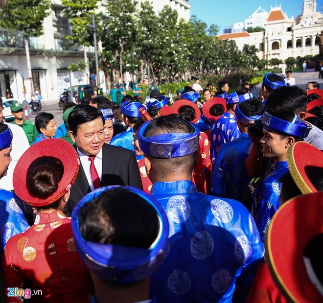 100 cap doi hanh phuc trong le cuoi tap the ngay Quoc Khanh hinh anh 5