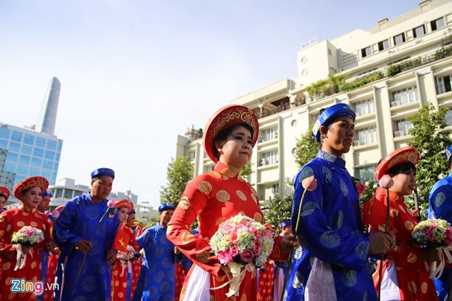 100 cap doi hanh phuc trong le cuoi tap the ngay Quoc Khanh hinh anh 6