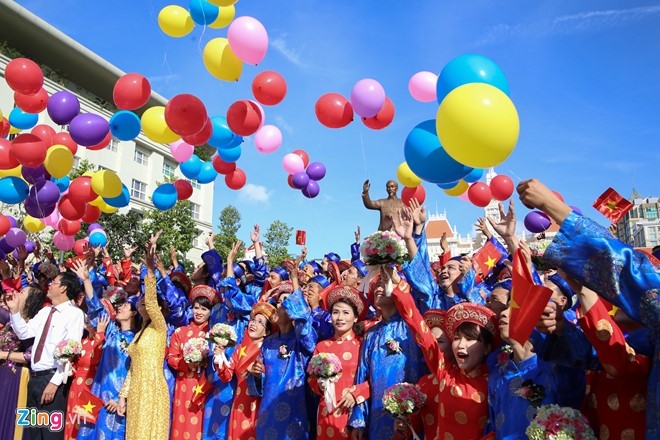 100 cap doi hanh phuc trong le cuoi tap the ngay Quoc Khanh hinh anh 9