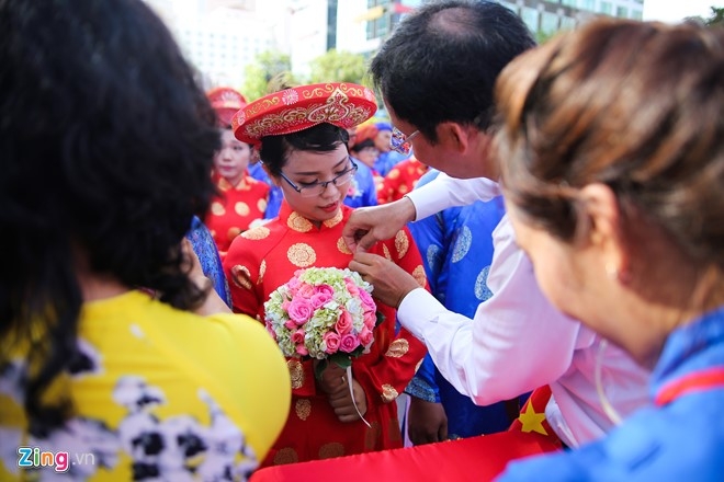 100 cap doi hanh phuc trong le cuoi tap the ngay Quoc Khanh hinh anh 10