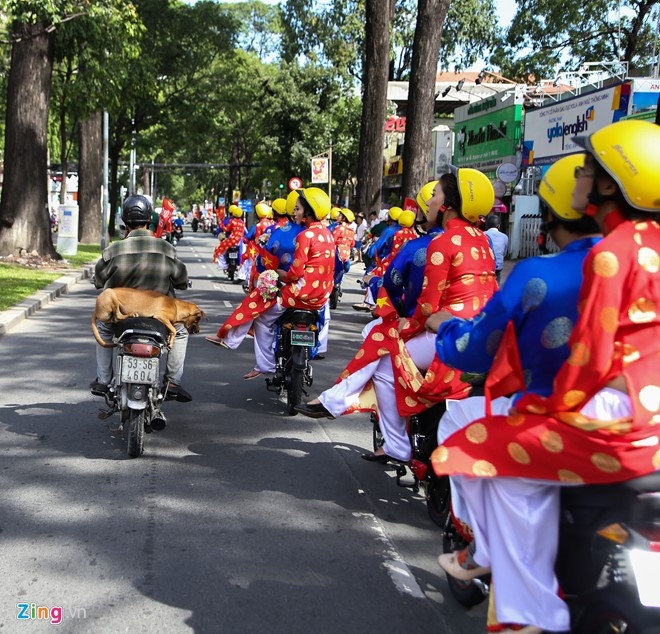 100 cap doi hanh phuc trong le cuoi tap the ngay Quoc Khanh hinh anh 14