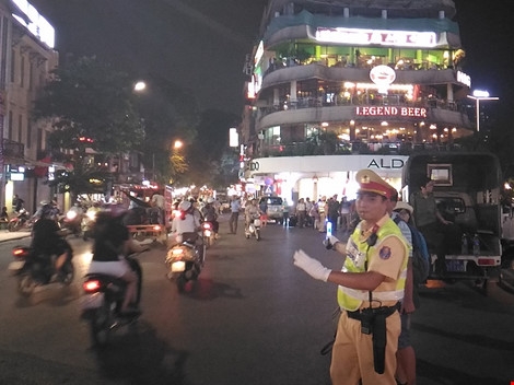 Cận cảnh áo và gậy đèn LED nhập từ Hong Kong của CSGT Hà Nội - Ảnh 4.