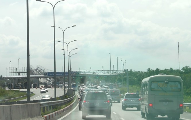 Các phương tiện nối đuôi nhau tại Trạm thu phí Long Phước /// Công Nguyên
