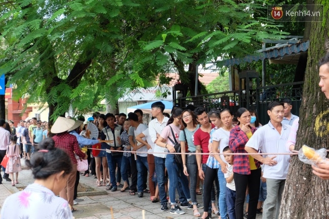 Quốc khánh 2.9: Hàng ngàn người xếp hàng vào lăng viếng Bác, các điểm vui chơi đông nghẹt người - Ảnh 1.