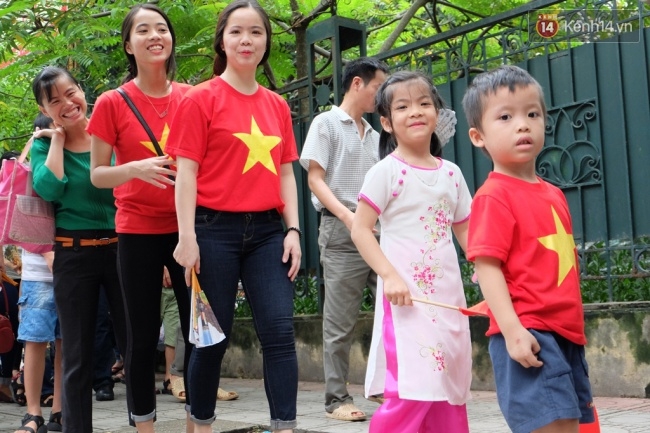 Quốc khánh 2.9: Hàng ngàn người xếp hàng vào lăng viếng Bác, các điểm vui chơi đông nghẹt người - Ảnh 2.