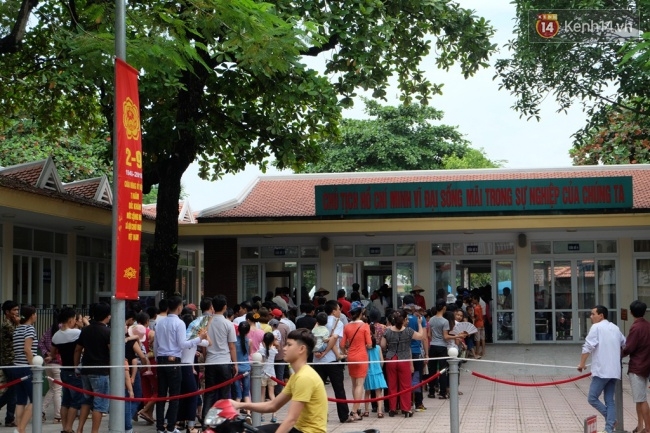 Quốc khánh 2.9: Hàng ngàn người xếp hàng vào lăng viếng Bác, các điểm vui chơi đông nghẹt người - Ảnh 3.