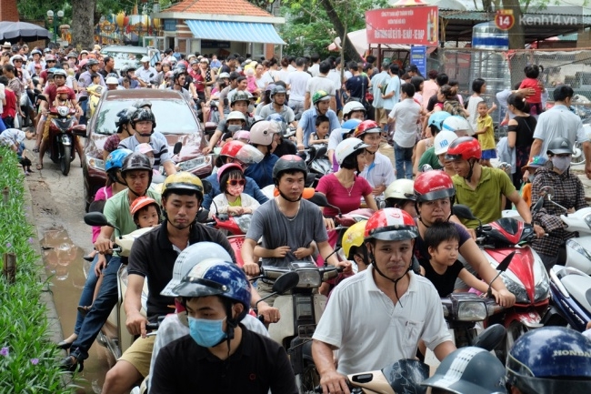 Quốc khánh 2.9: Hàng ngàn người xếp hàng vào lăng viếng Bác, các điểm vui chơi đông nghẹt người - Ảnh 5.