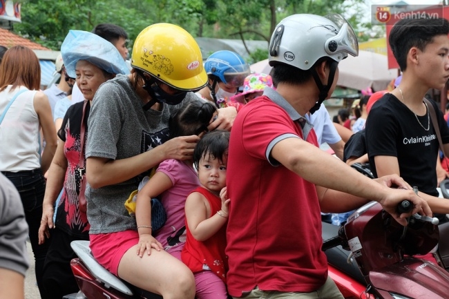 Quốc khánh 2.9: Hàng ngàn người xếp hàng vào lăng viếng Bác, các điểm vui chơi đông nghẹt người - Ảnh 6.