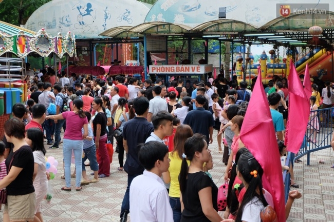 Quốc khánh 2.9: Hàng ngàn người xếp hàng vào lăng viếng Bác, các điểm vui chơi đông nghẹt người - Ảnh 7.