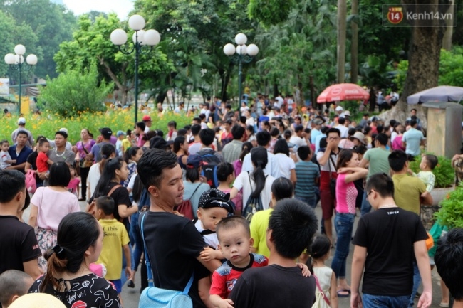 Quốc khánh 2.9: Hàng ngàn người xếp hàng vào lăng viếng Bác, các điểm vui chơi đông nghẹt người - Ảnh 8.
