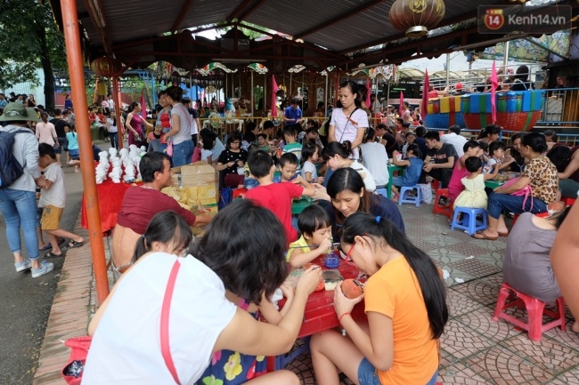 Quốc khánh 2.9: Hàng ngàn người xếp hàng vào lăng viếng Bác, các điểm vui chơi đông nghẹt người - Ảnh 9.