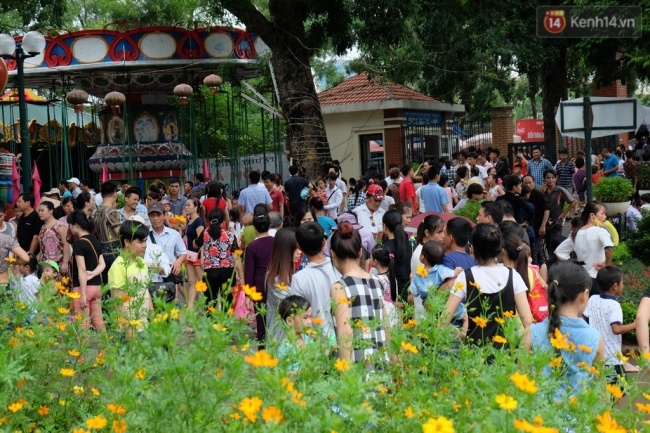 Quốc khánh 2.9: Hàng ngàn người xếp hàng vào lăng viếng Bác, các điểm vui chơi đông nghẹt người - Ảnh 12.