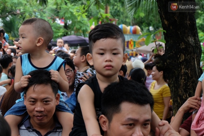 Quốc khánh 2.9: Hàng ngàn người xếp hàng vào lăng viếng Bác, các điểm vui chơi đông nghẹt người - Ảnh 13.