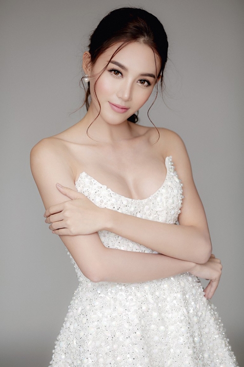 le-ha-the-face-khoe-vai-tran-nguc-day-sexy-2