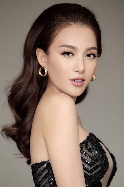 le-ha-the-face-khoe-vai-tran-nguc-day-sexy-5
