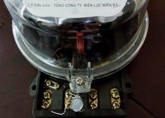  Công tơ điện của một hộ dân bị phá để kẹp chì 