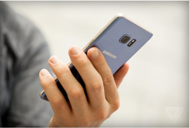 Samsung sẽ tiến hành thu hồi những chiếc Note 7 đã bán ra thị trường để khắc phục sự cố về pin trên sản phẩm. Ảnh: The Verge.