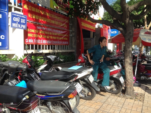 UBND TPHCM yêu cầu phải niêm yết bảng giữ xe miễn phí ở cơ quan Nhà nước