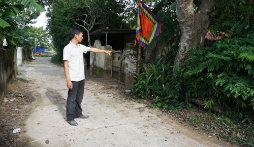 be-gai-bi-nhom-nguoi-nghien-dam-kim-tiem-tren-duong-di-hoc-ve-1