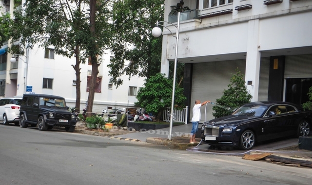  Sáng sớm, khu nhà của doanh nhân Nguyễn Quốc Cường hay còn gọi Cường Đô-la nằm ở đường Phạm Thái Bường, phường Tân Phong, quận 7, đã thu hút giới săn ảnh với cặp đôi Mercedes-Benz G-Class và Rolls Royce Wraith đỗ trước nhà. 
