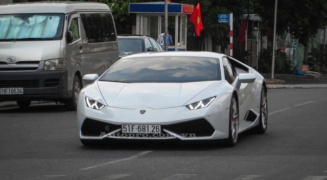  Cũng trên con đường Phạm Thái Bường của quận 7, một chiếc siêu xe Lamborghini Huracan LP610-4 chậm rãi lăn bánh. Người cầm lái chiếc Lamborghini Huracan LP610-4 này có tuổi đời khá trẻ và thường xuyên xuất hiện cùng Cường Đô-la trong các cuộc offline siêu xe. 