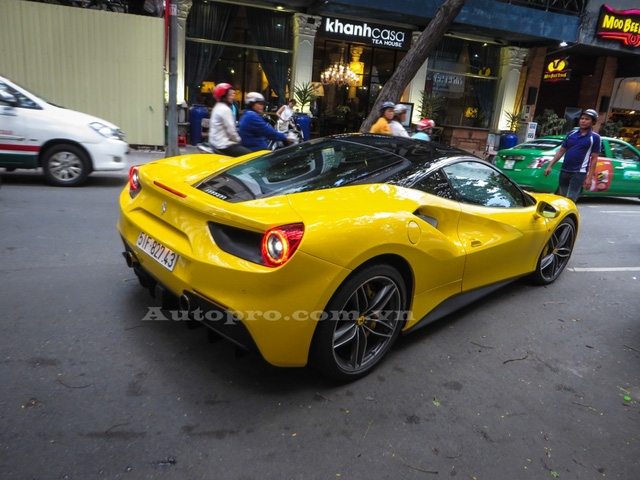  Chiếc Ferrari 488 GTB là món quà tốt nghiệp trị giá 16 tỷ Đồng mà em trai Phan Thành nhận được từ gia đình. Ngoài ra, Phan Hoàng còn có chiếc siêu xe Lamborghini Huracan LP610-4 trị giá 14 tỷ Đồng được tặng như món quà sinh nhật vào tháng 6 năm ngoái. 