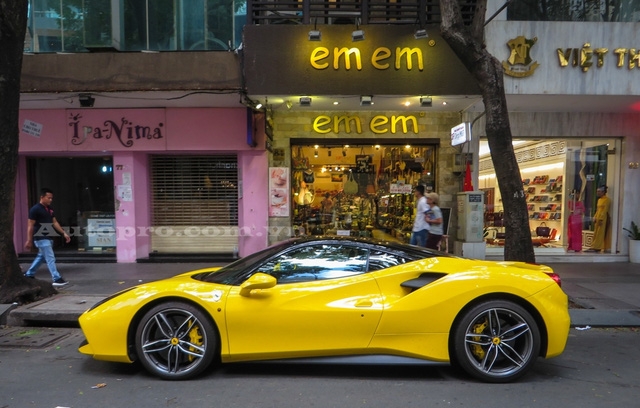  Ferrari 488 GTB sử dụng động cơ V8, tăng áp kép, dung tích 3,9 lít, sản sinh công suất tối đa 661 mã lực tại vòng tua máy 8.000 vòng/phút và mô-men xoắn cực đại 760 Nm tại 3.000 vòng/phút. Kết hợp cùng hộp số ly hợp kép 7 tốc độ, siêu ngựa mất khoảng 3 giây để tăng tốc từ 0-100 km/h trước khi đạt vận tốc tối đa 330 km/h. 