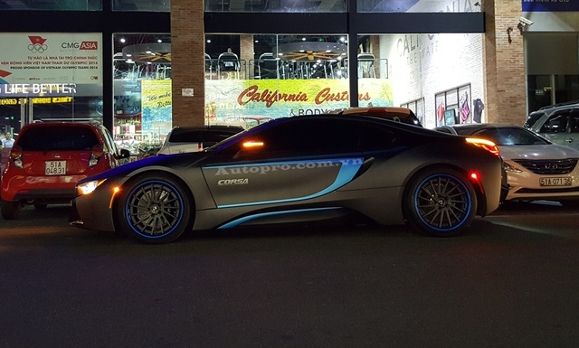  BMW i8 với bộ áo cực cuốn hút màu đen nhám cùng các sọc xanh nổi bật xuất hiện tại khu vực gần cảng Sài Gòn vào lúc 18h15 phút. 