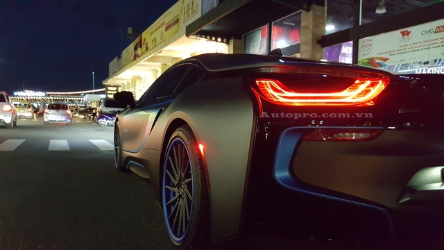  BMW i8 từng tạo nên trào lưu chơi xe thể thao cao cấp tại Việt Nam với khoảng 42 chiếc được đưa về nước. Một số chiếc được thay đổi màu sơn bằng lớp đề-can lạ như vàng xước, cam nhám, cam bóng, đen nhám hay trắng-đen. 
