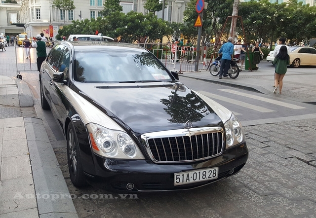  Ngoài siêu xe, những chiếc xe siêu sang cũng bị bắt gặp khá nhiều trên phố. Trong ảnh là chiếc Maybach 62S Zeppelin với chỉ 100 chiếc được sản xuất trên toàn thế giới. 