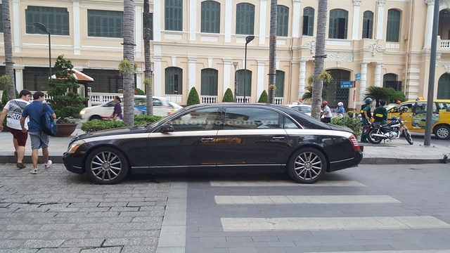  Chiều dài khoảng 6,2 m cùng thiết kế sang trọng giúp chiếc Maybach 62S Zeppelin này thu hút nhiều sự chú ý của những người đi đường. 