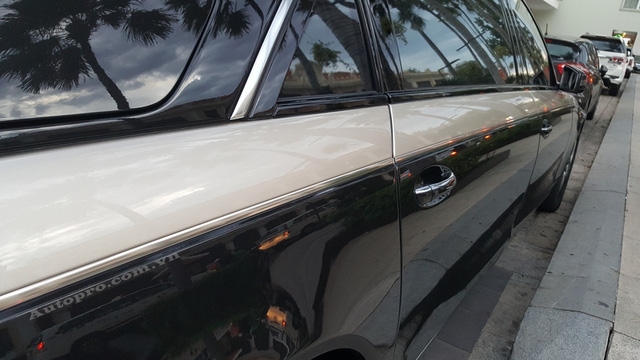  Đường sọc trắng-sữa là điểm khác biệt duy nhất ở ngoại thất của chiếc Maybach 62S Zeppelin này so với chiếc còn lại. Ngoài ra, bên trong khoang lái của chiếc xe siêu sang này còn có lọ nước hoa tùy chọn trị giá gần 5.000 USD. 
