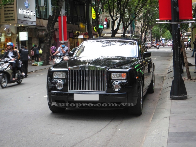  Đối thủ của Maybach 62S là Rolls-Royce Phantom cũng xuất hiện trên phố Sài thành vào ngày lễ Quốc khánh 2/9. Khu vực chiếc xe siêu sang Anh Quốc đỗ chỉ cách chiếc Ferrari 488 GTB của anh em Phan Thành vài bước chân. 