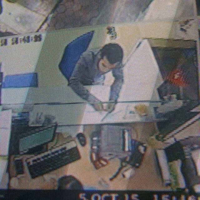 Hình ảnh nam thanh niên đến thực hiện uỷ nhiệm chi 4 tỷ đồng do camera của ngân hàng lưu lại. 