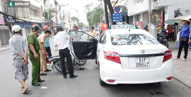 Va chạm với xe taxi, cô gái trẻ đứt gân chân gào thét giữa đường