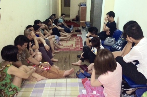 cong-an-dot-kich-2-quan-karaoke-bat-hang-chuc-dan-choi-phe-ma-tuy-1