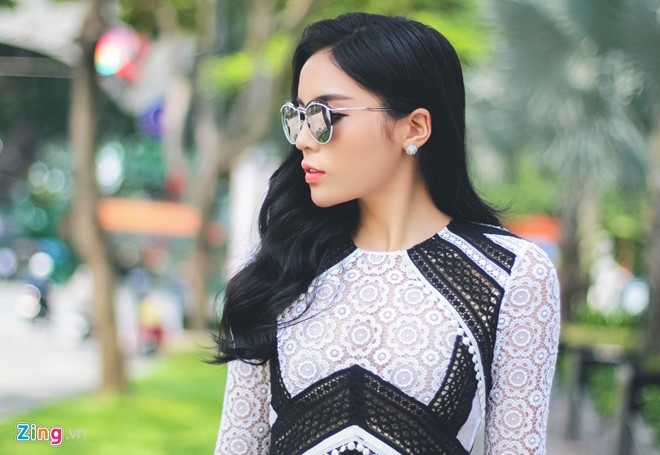 Ky Duyen rang ro xuong pho sau hon mot thang o an hinh anh 2