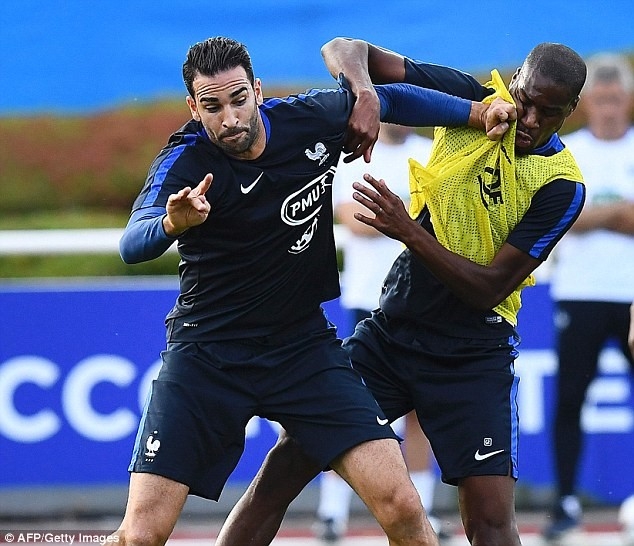 Paul Pogba quay tung bung tren san tap hinh anh 7