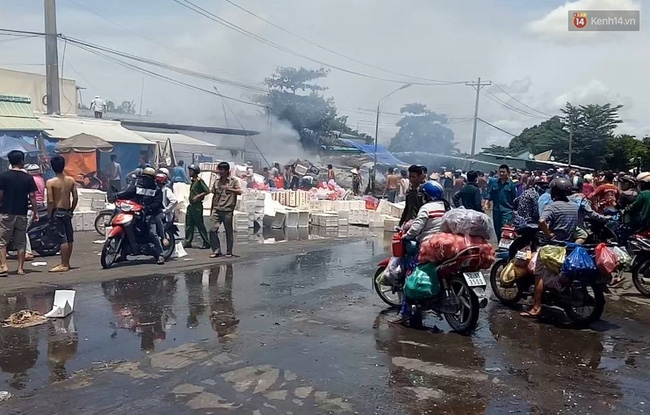 TP. HCM: Cháy lớn tại chợ đầu mối nông sản Thủ Đức, tiểu thương ôm đồ tháo chạy - Ảnh 1.